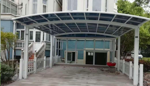 铝合金雨棚和耐力板材料雨棚那个更坚固